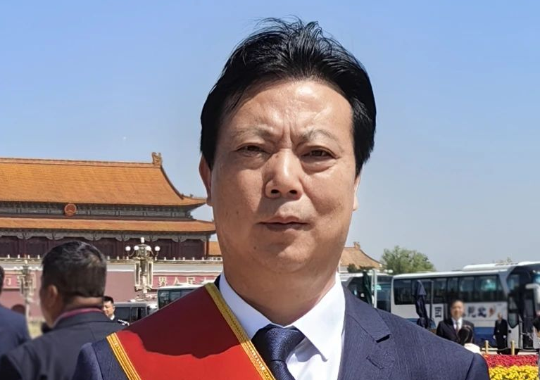 喜報！新霖飛集團董事長何其金榮獲“全國勞動模范”稱號